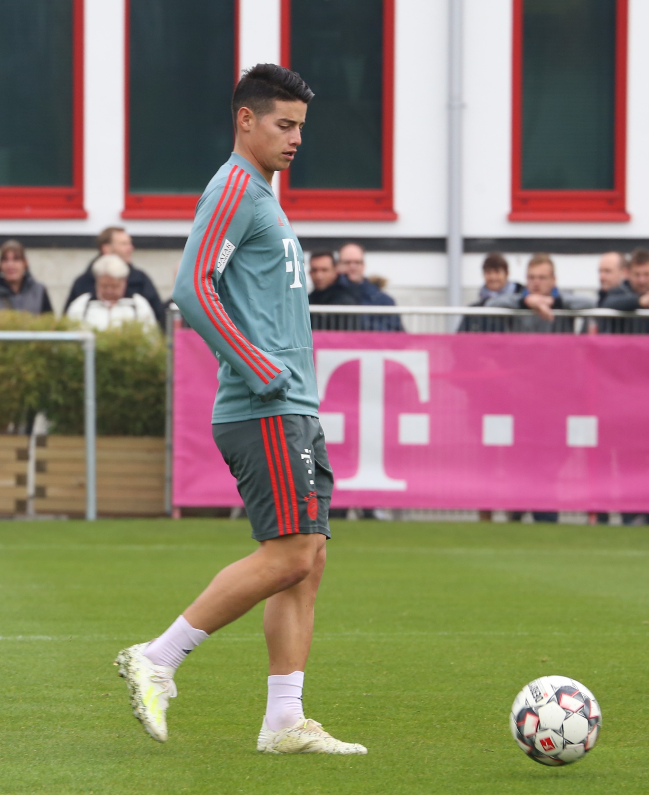 James Rodriguez mantiene viva la historia de Colombia como generador en la galería de octavos de final.