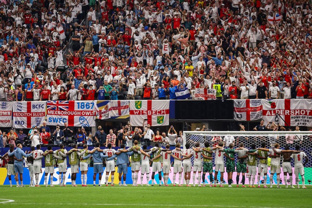 La hinchada viajera de Inglaterra convierte la próxima parada de la eliminatoria en un muro de ruido.
