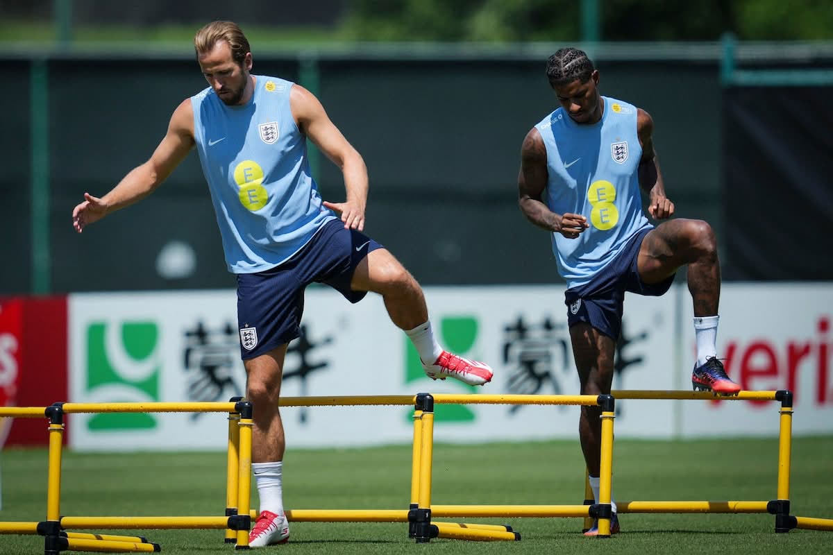 Harry Kane works through a hurdle drill in Inglaterra training ahead of the semifinal.