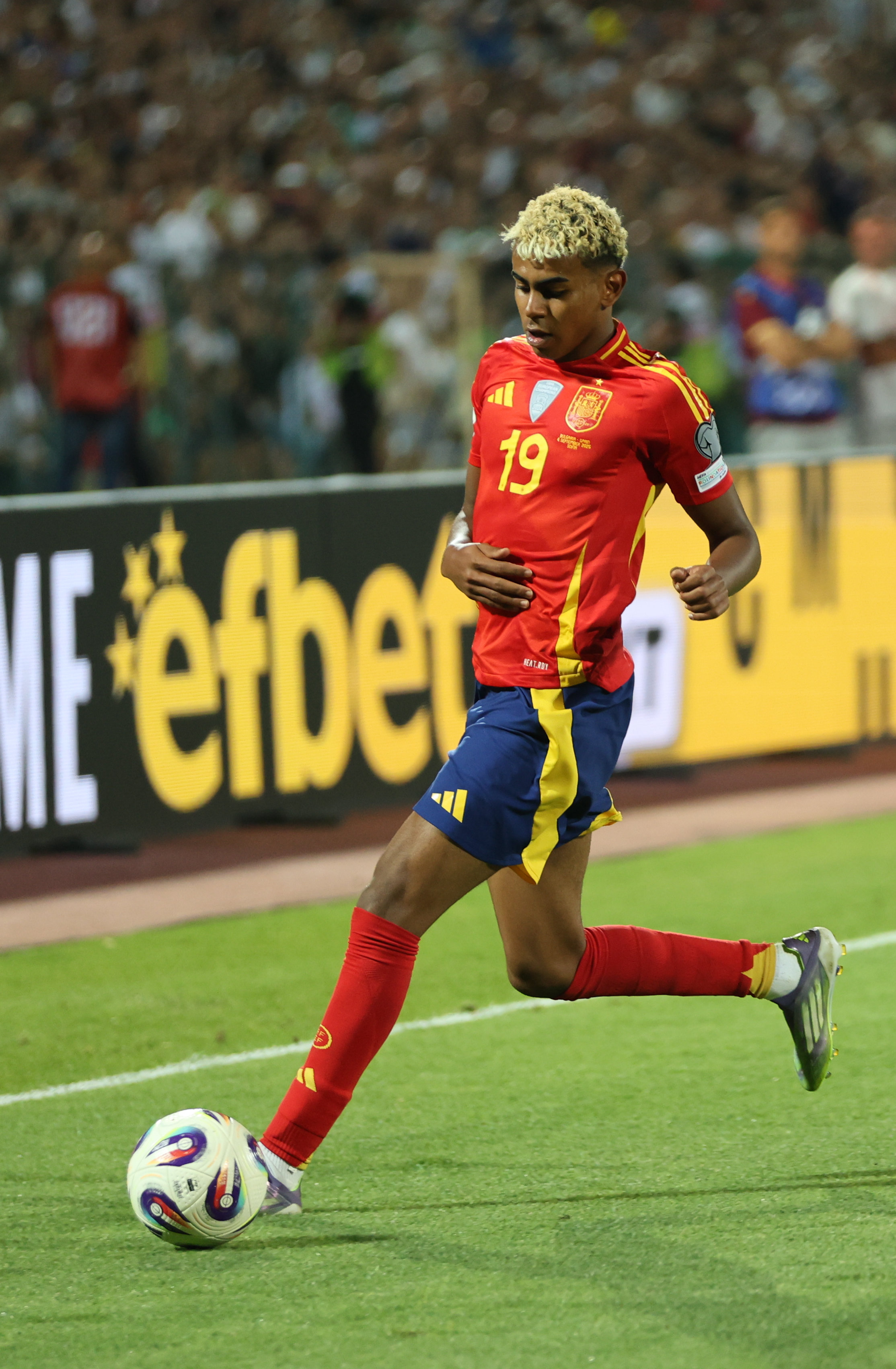 Lamine Yamal le da a España la cara de juventud y caos de la eliminatoria ante Portugal.