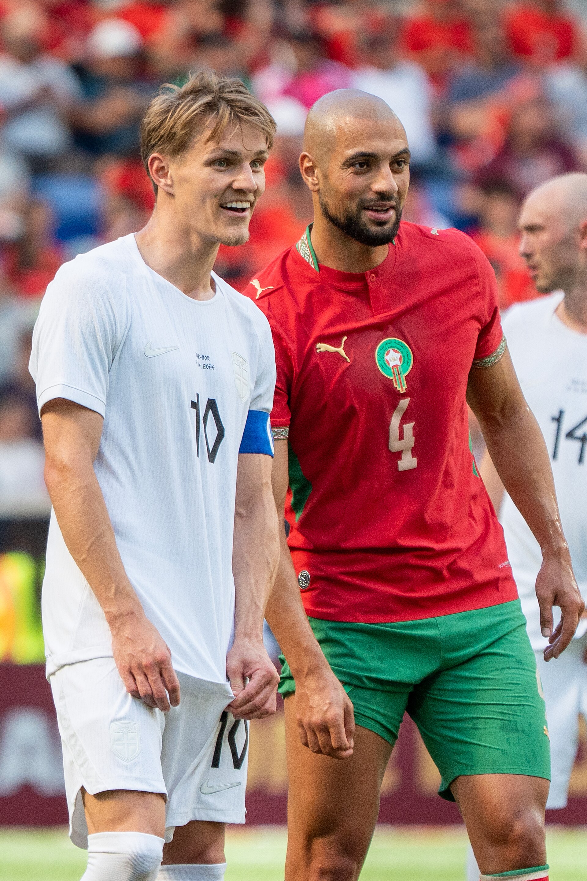 Toma de acción de Sofyan Amrabat; uso secundario porque Noruega también es visible.