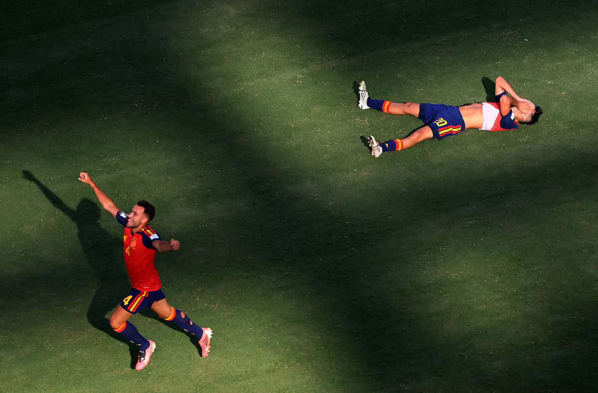 Vista aérea de los jugadores de España celebrando el título