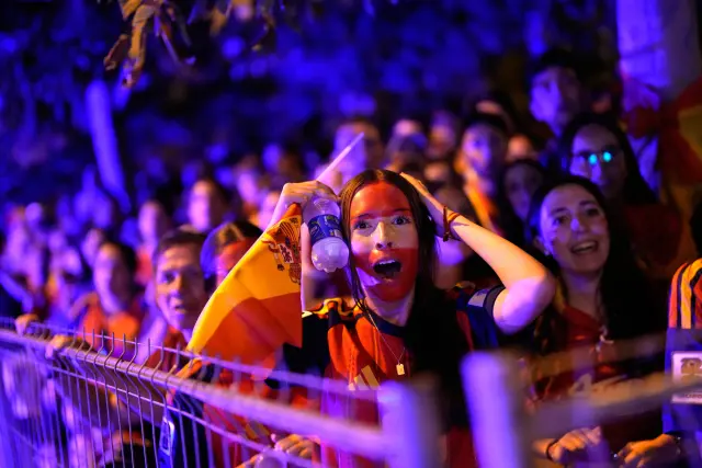 La afición de España vive la final por la noche en una fan zone
