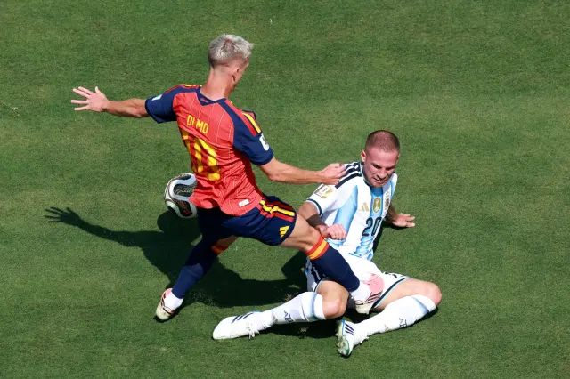 Dani Olmo disputa el balón con un rival argentino