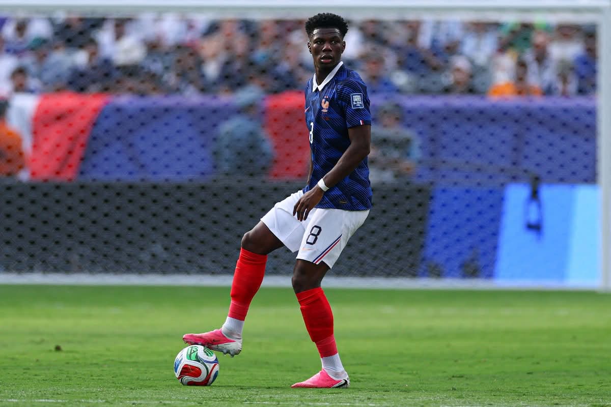 Aurelien Tchouameni llevando la pelota para Francia en el mediocampo