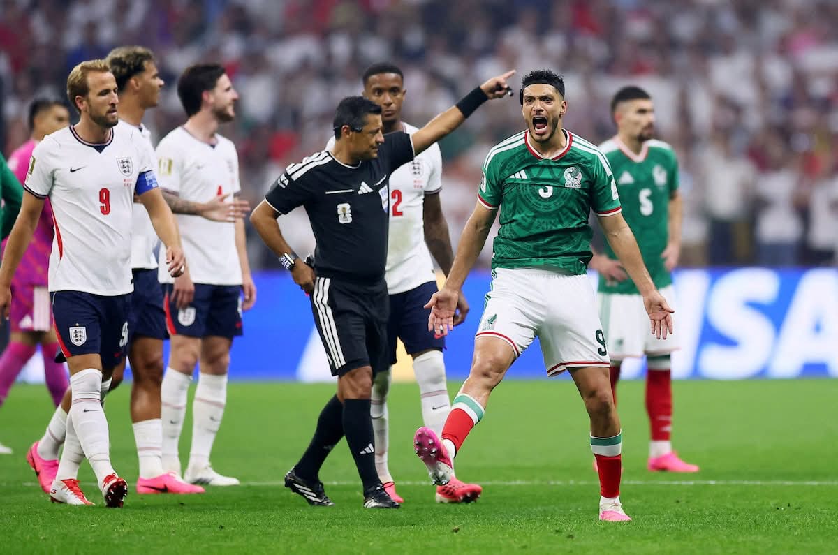 Raul Jimenez protesta durante México-Inglaterra mientras los jugadores de Inglaterra se reordenan